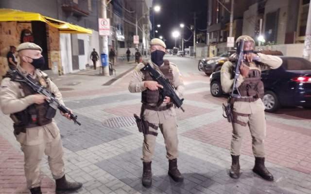 Policiais ameaçam imprensa durante cobertura na Barra e atiram para cima; há feridos