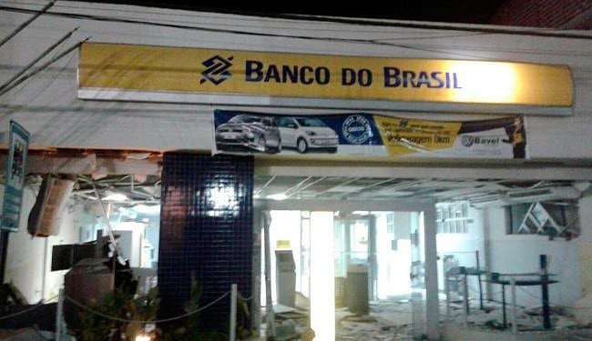 Bandidos explodem pela segunda vez agência bancária em São Sebastião do Passé