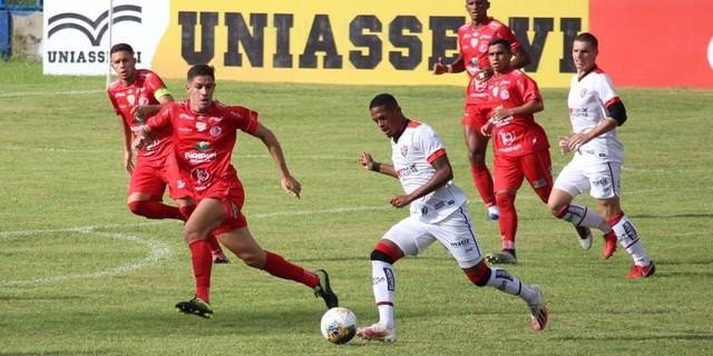Vitória arranca empate com o 4 de Julho, avança em 2⁰ e pega o Altos nas quartas do Nordestão