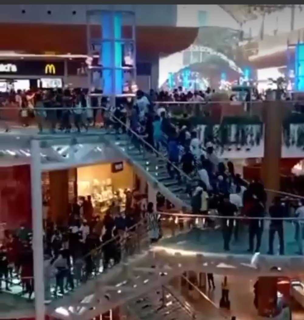 Briga de adolescentes provoca correria de pessoas em shopping de Salvador