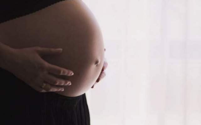 Uma grávida de Candeias recebeu dose da Astrazeneca; secretaria monitora gestante.