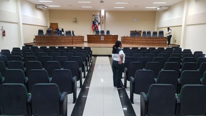 Câmara de Candeias suspende sessão desta terça-feira, 15
