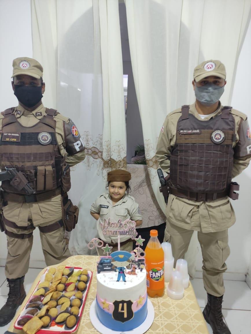 Madre de Deus: Criança realiza sonho ao tirar foto, com Policiais Militares, após refazer sua festa de Aniversário com o tema PMBA