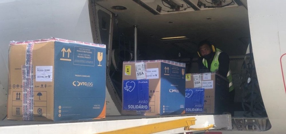 Novo lote com 362,7 mil doses de vacinas Pfizer chega à Bahia