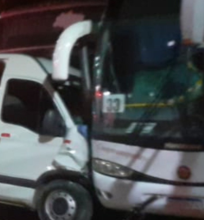 Van desgovernada invade praça no Dom Avelar Em Candeias