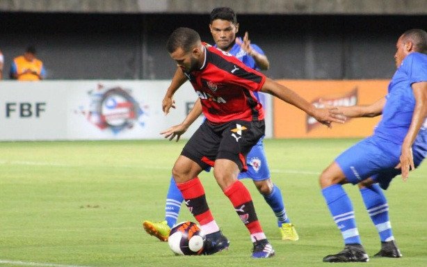 Mesmo com Vitória líder e 100%, Rubro-negros protestam! Veja o gol de Kieza