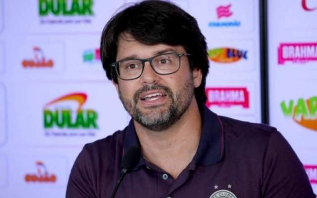 Presidente do Bahia passa mal na partida contra Fortaleza e é atendido por ambulância