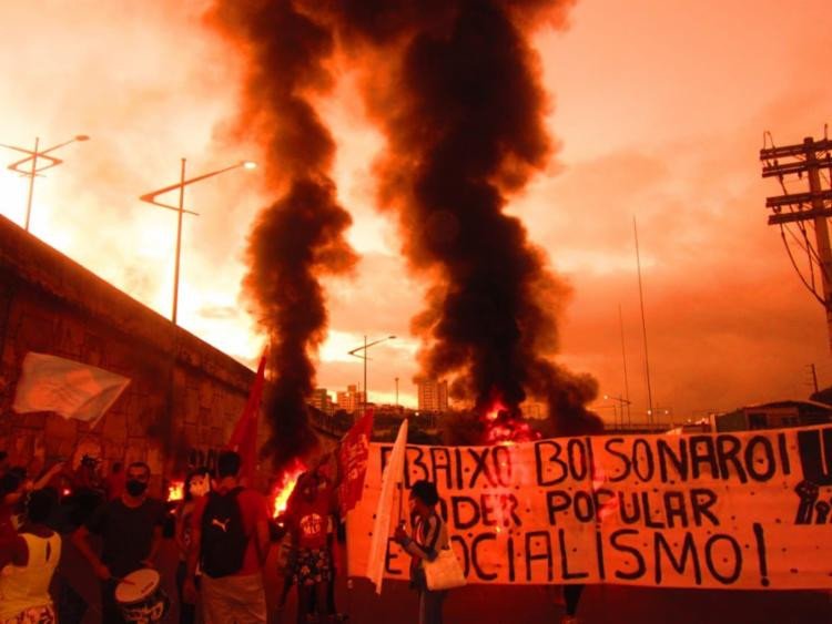 Grupo faz protesto contra governo Bolsonaro em Salvador