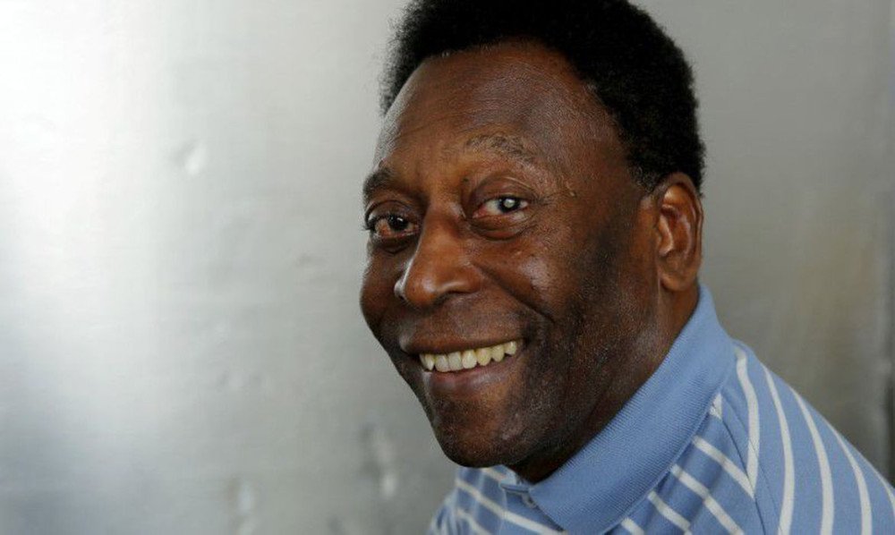 Pelé faz cirurgia para retirada de tumor no cólon