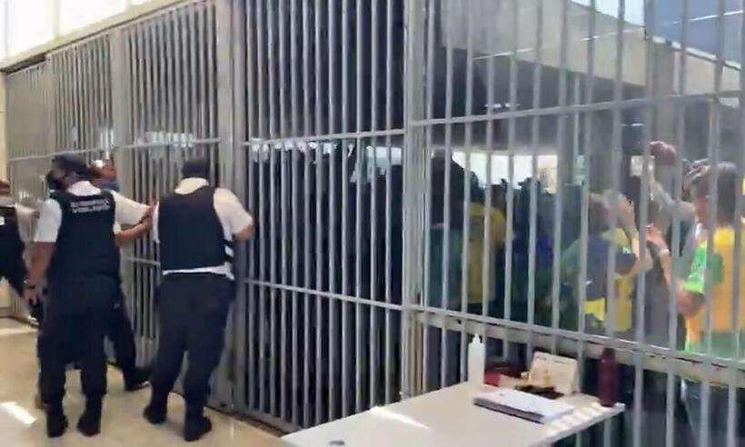 Bolsonaristas tentam invadir prédio do Ministério da Saúde em Brasília