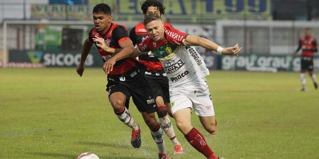 Com campo alagado, Vitória empata com o Brusque e segue no Z4