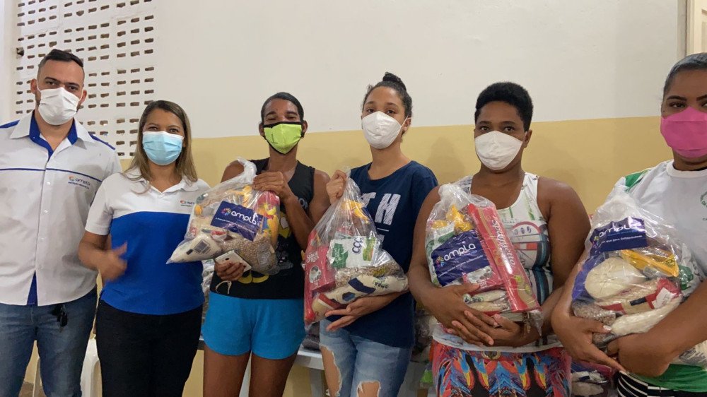 Ampla Proteção Veicular e Pastoral Criança entregam mais de 100 cestas básicas em Candeias