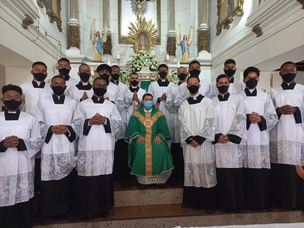 Candeias: Novos cerimoniários da Paróquia são admitidos em missa de envio.