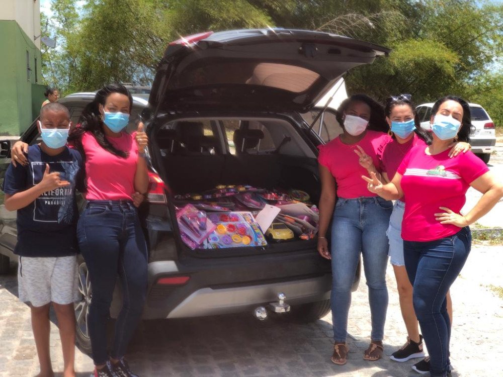 Movimento Candeias Solidária leva carinho e presentes para criançada.