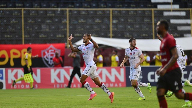 Vitória broca Brasil-RS e se mantém vivo na série B