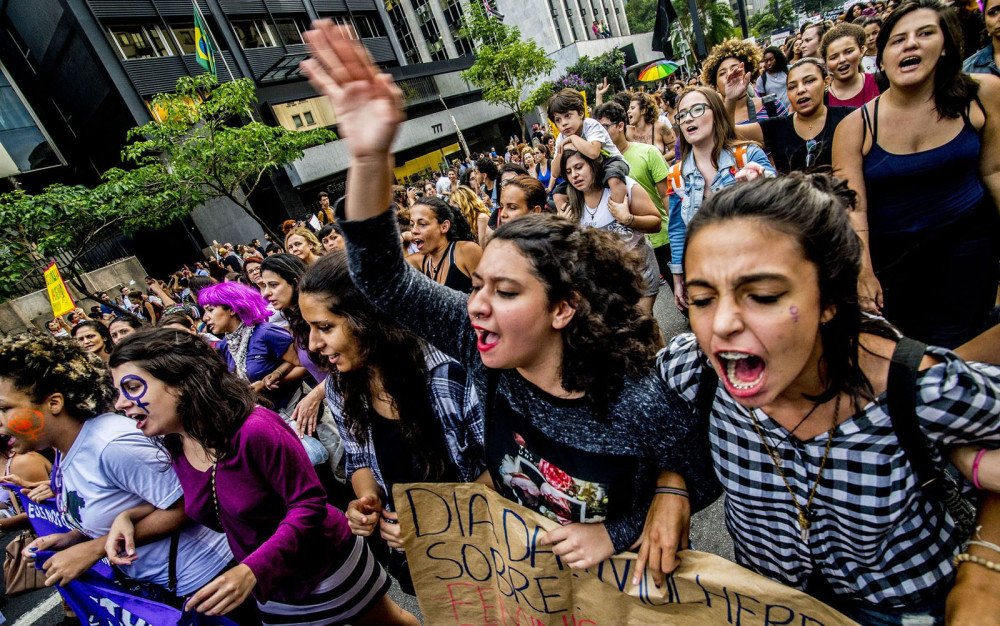 Mulheres participam de tradicional marcha no centro de Salvador