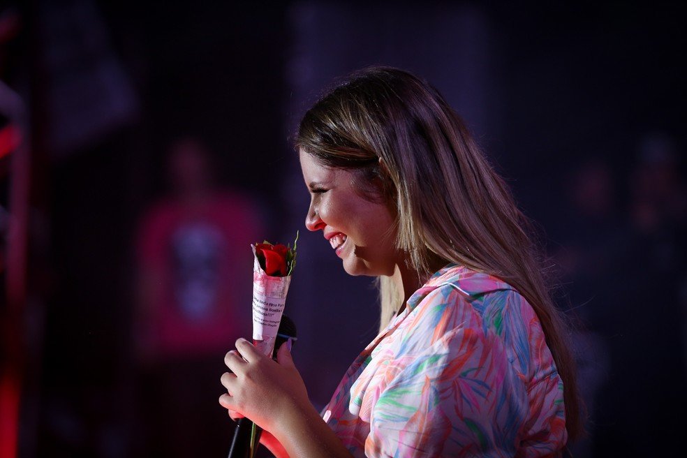 Corpo de Marília Mendonça é enterrado após funeral reunir multidão, em Goiânia