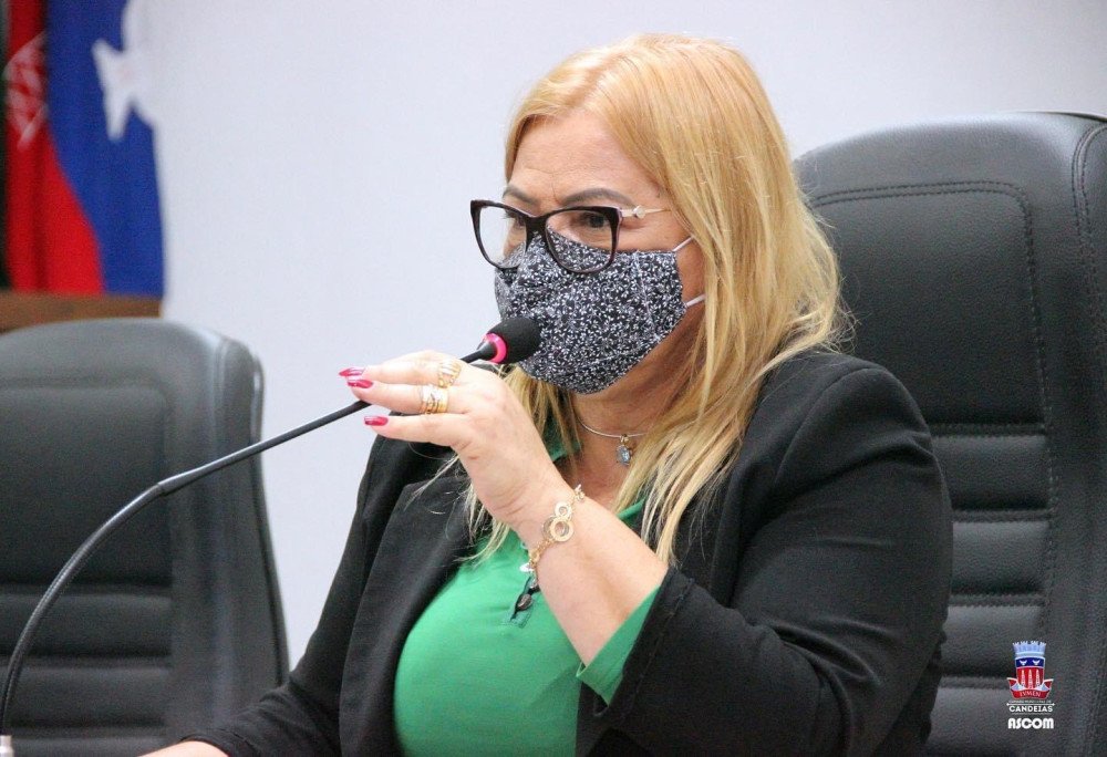 Vereadora aumenta o tom contra deputados em Candeias.