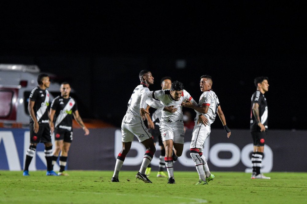 Vitória vence Vasco e fica próximo de deixar Z4