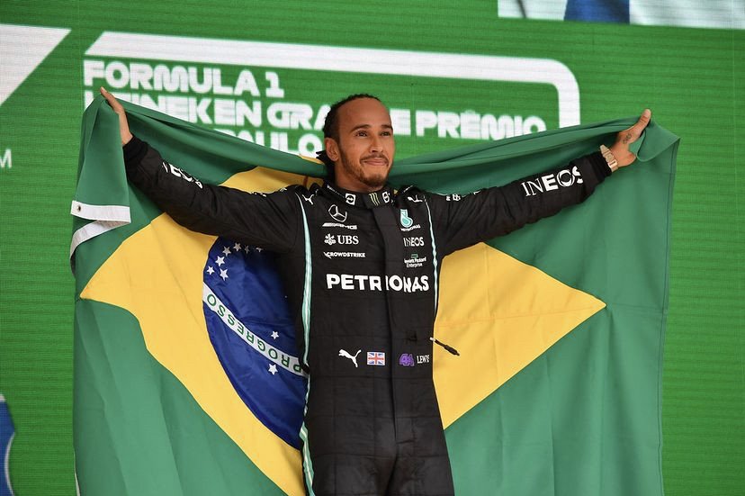 Hamilton vence em São Paulo, pega bandeira do Brasil e homenageia Senna