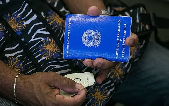 Em 2020, brancos ganharam 73,3% mais que pretos e pardos; homens receberam 28,1% a mais que as mulheres, diz IBGE