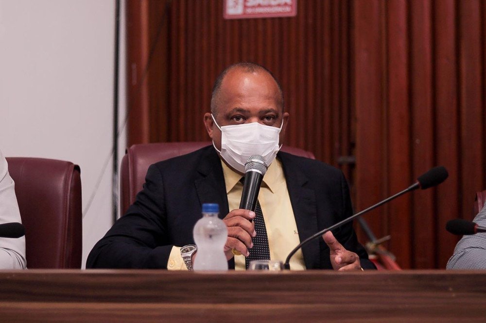 Vereador Val Peças compara Marden ao cantor do “caneta azul”.