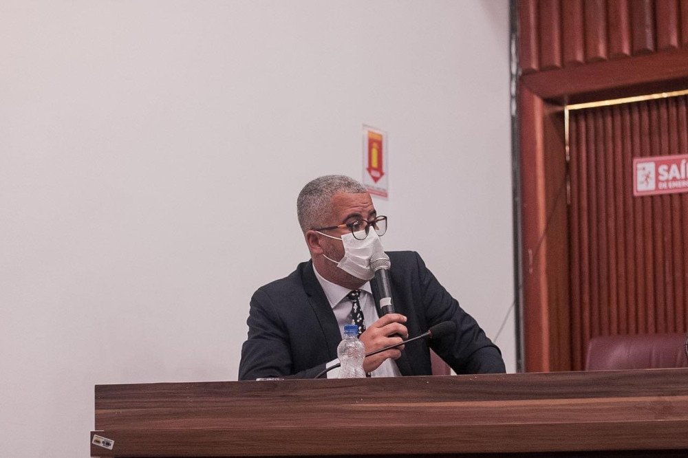 Marden Responde vereador Val Peças, e diz: “que assim como o cantor do “caneta azul”, ele foi traído”.