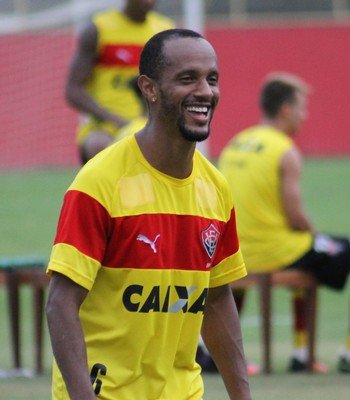 Com Salino de volta, Vitória divulga relacionados; Paulinho é vetado