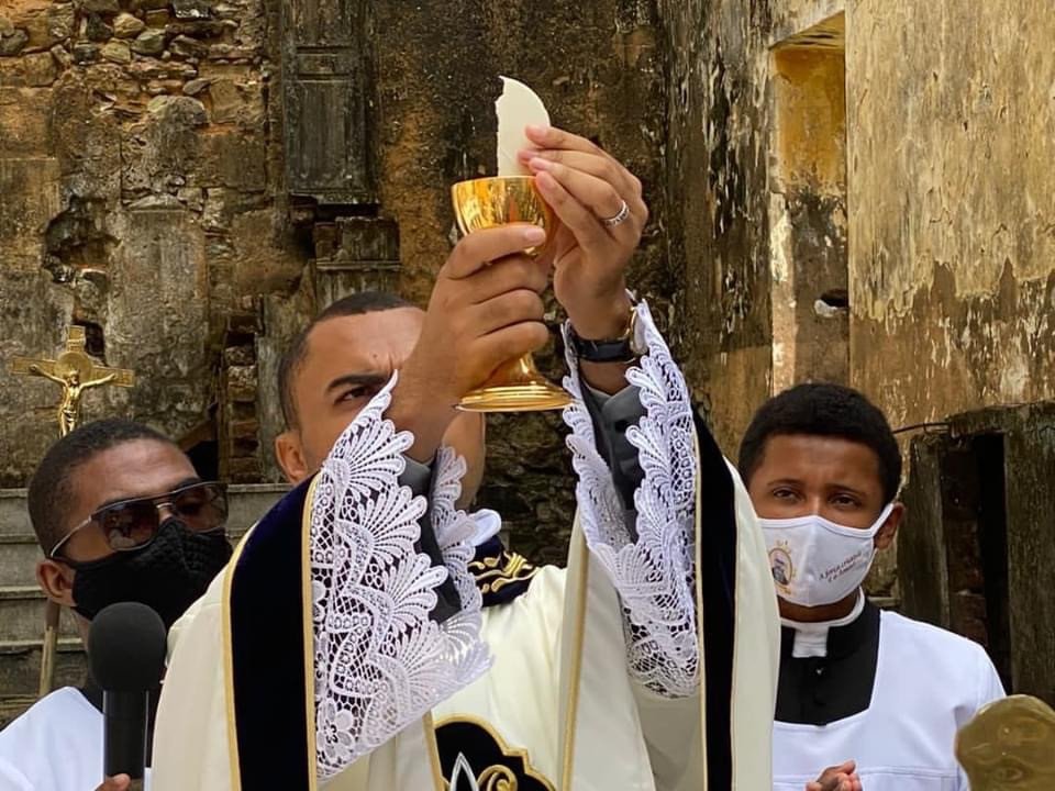 Frei Antônio Maria celebra primeira missa, em Candeias.