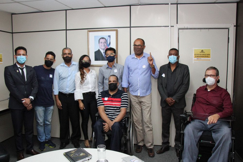 Secretário Carlos Martins debate acessibilidade e inclusão com vereadores e lideranças comunitárias de Candeias