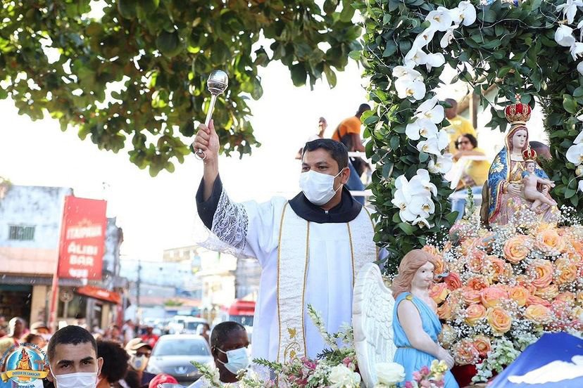 EM CARRO ABERTO, IMAGEM DE NOSSA S. DA CANDEIAS DESFILA PELAS RUAS E ENCERRA NOVENÁRIO QUE EMOCIONOU TODO CIDADE