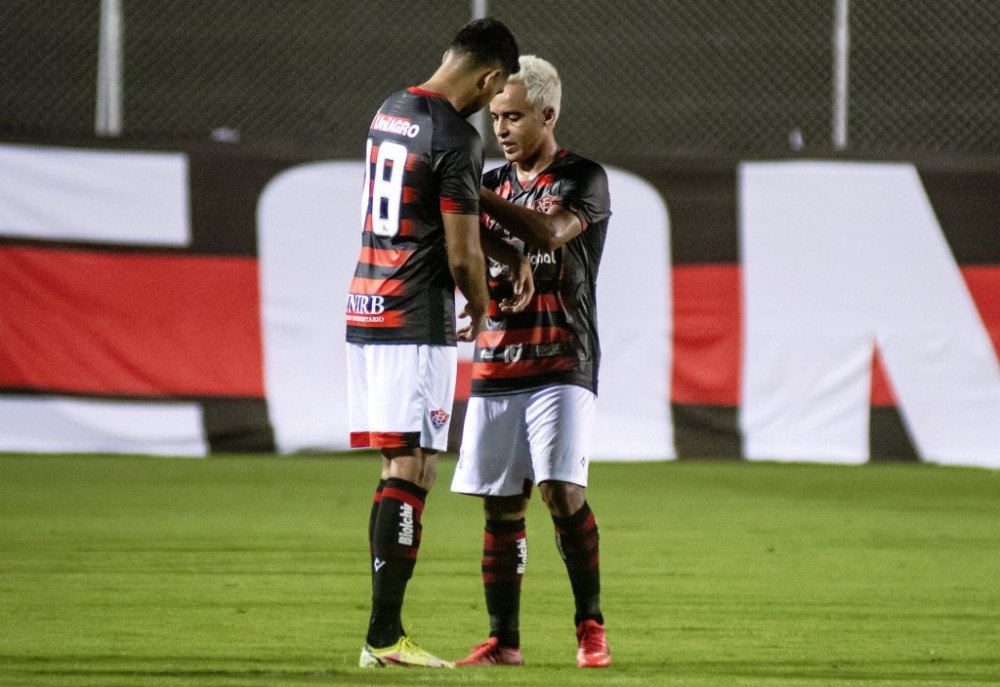 Vitória sofre, vence o lanterna Conquista com placar apertado e entra no G-4