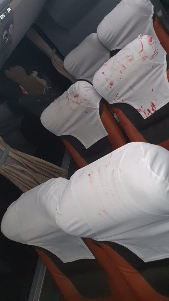 Ônibus do Bahia é atingido por bomba na chega à Arena Fonte Nova; jogadores ficam feridos