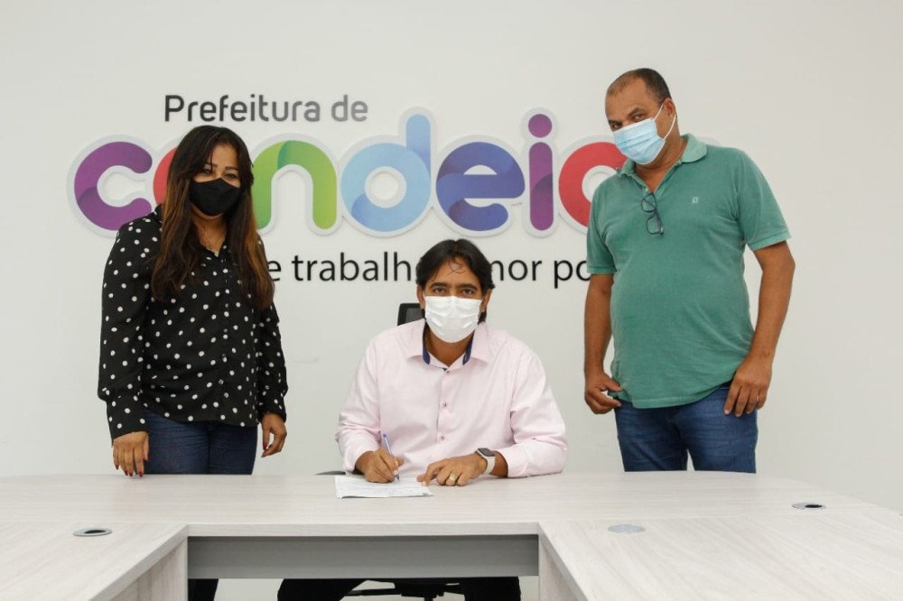 Candeias: Prefeito assina ordem de serviço para retomada das obras da praça da Urbis II