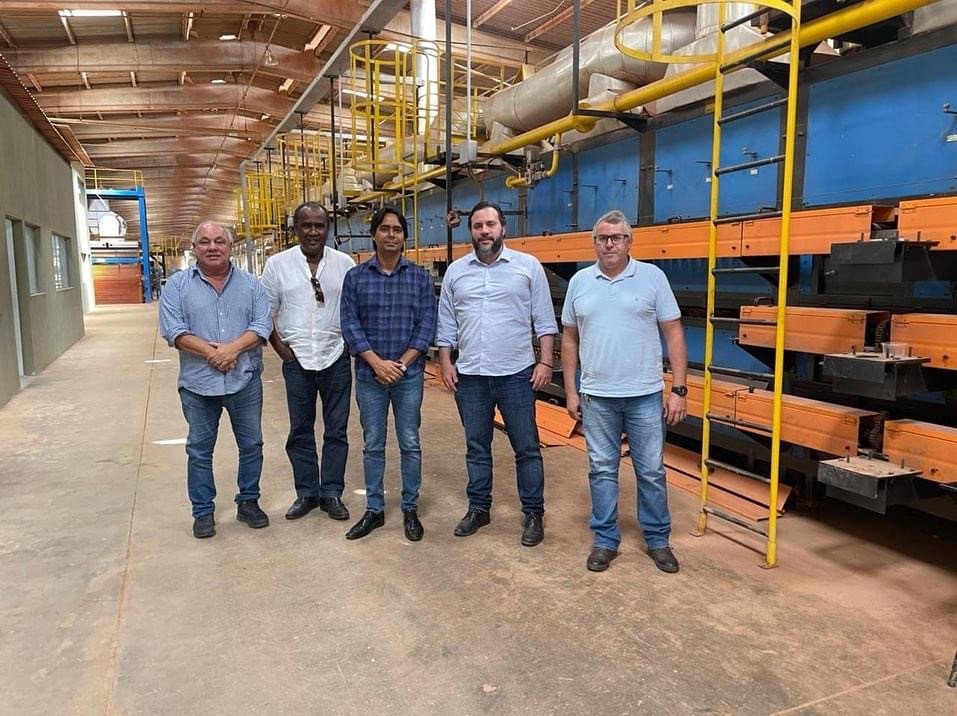 Dr. Pitágoras conhece instalações de empresa que deve gerar 500 empregos em Candeias.