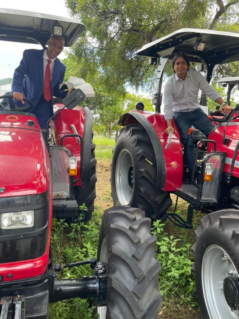 Candeias: Prefeito recebe dois novos tratores para fortalecer a agricultura familiar no município