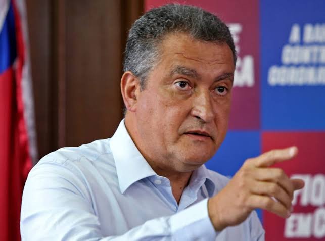 Rui Costa libera máscaras em lugares fechados