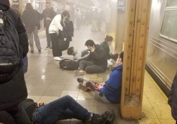 Pessoas são baleadas em atentado no metrô de Nova York