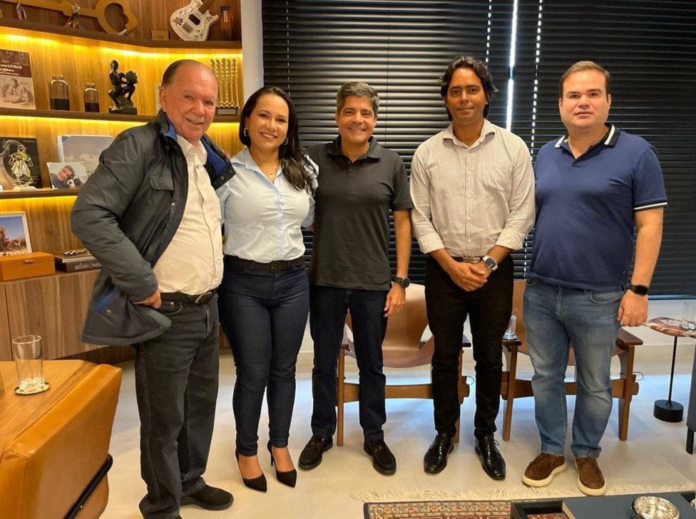 Ao lado do prefeito de Candeias, pré-candidata Soraia Cabral se encontra com pré-candidato ao governo