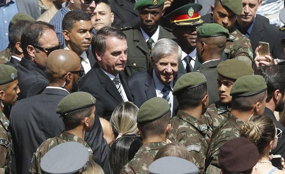 Projeto de militares sugere fim da gratuidade no SUS e Bolsonaro no poder até 2035