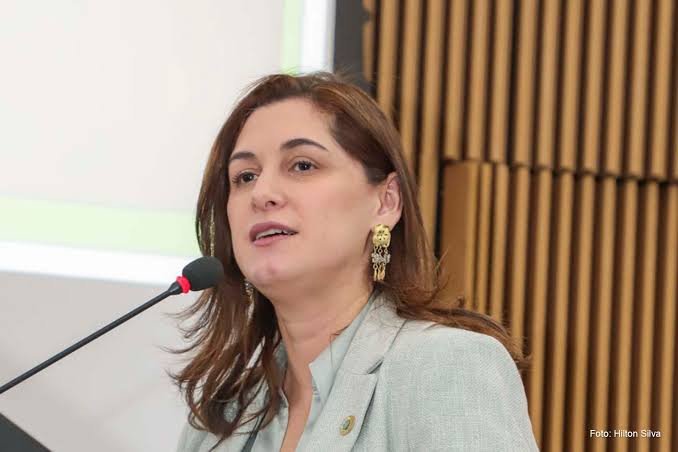 Ministra Cristiane Britto desembarca na Bahia para receber título de Cidadã Candeiense