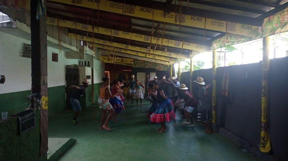 CANDEIAS: REVOLTADOS INTEGRANTES DA QUADRILHA JUNINA ZABUMBA DOURADA COBRAM APOIO DO PODER PÚBLICO
