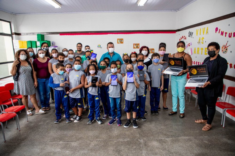 Prefeito de Madre de Deus entrega tablets notebooks para escolas da Rede Municipal