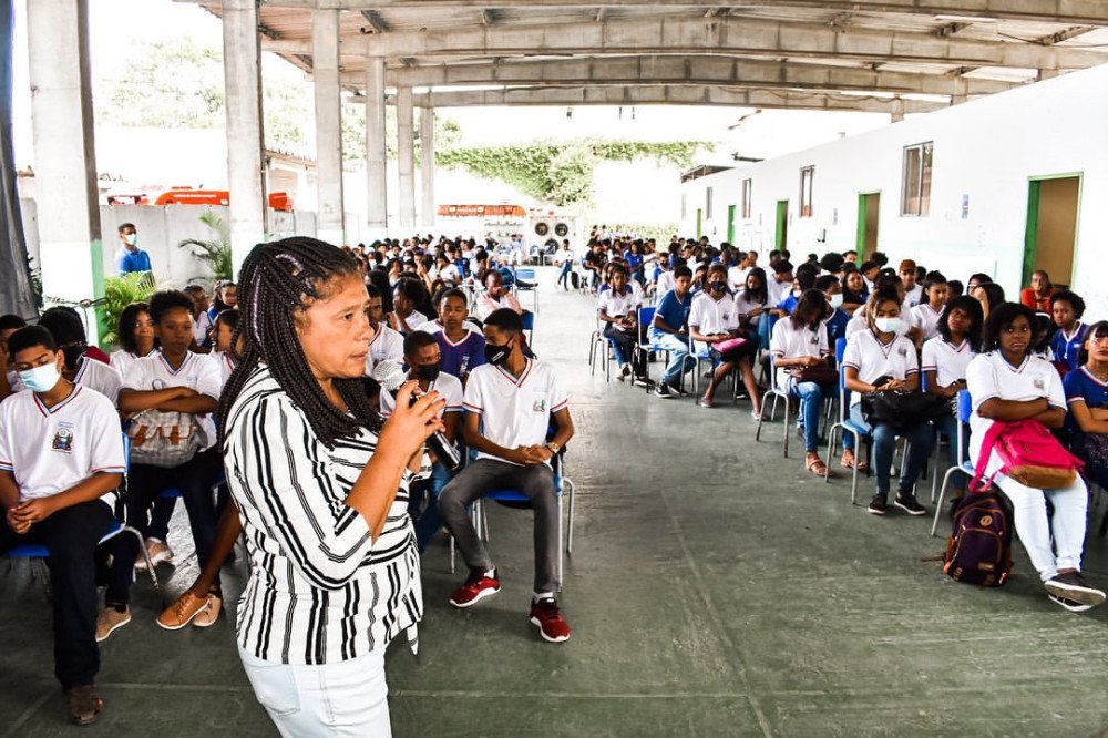 Candeias: Marta Rodrigues participa de bate-papo com meninas do Colégio Cidade Candeias