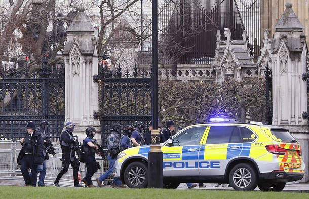 Terrorista mata ao menos quatro em ataque ao Parlamento britânico