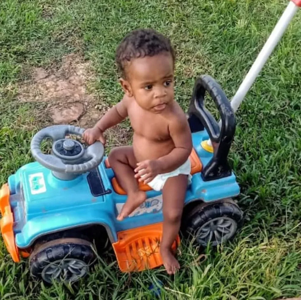 Bebê de 1 ano e 3 meses morre após se afogar em balde com água na BA; mãe tinha saído para mercado