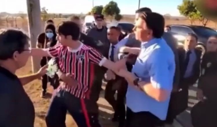 Bolsonaro parte para cima de Youtuber após ser chamado de “tchuchuca do centrão”