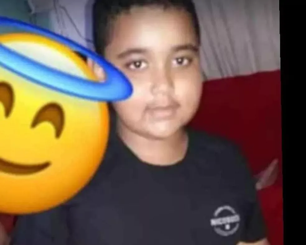 Menino morre após ser atingido por bala perdida enquanto jogava bola na Região Metropolitana de Salvador