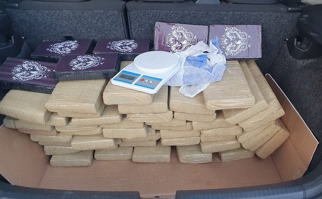 Polícia apreende 64 kg de maconha dentro de carro em Feira de Santana