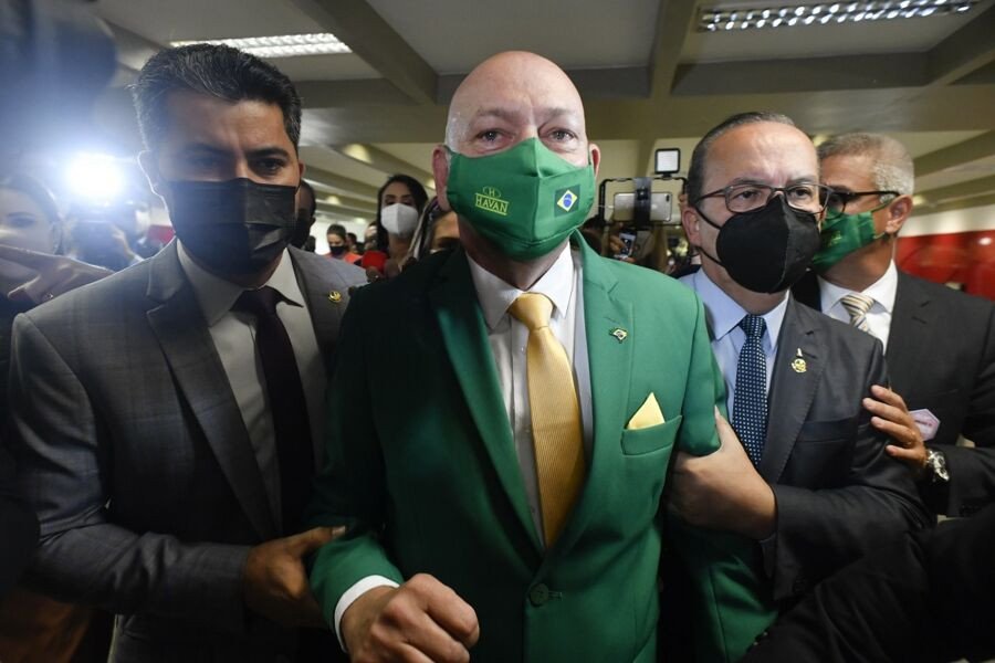 PF faz buscas em endereços de empresários por mensagens golpistas